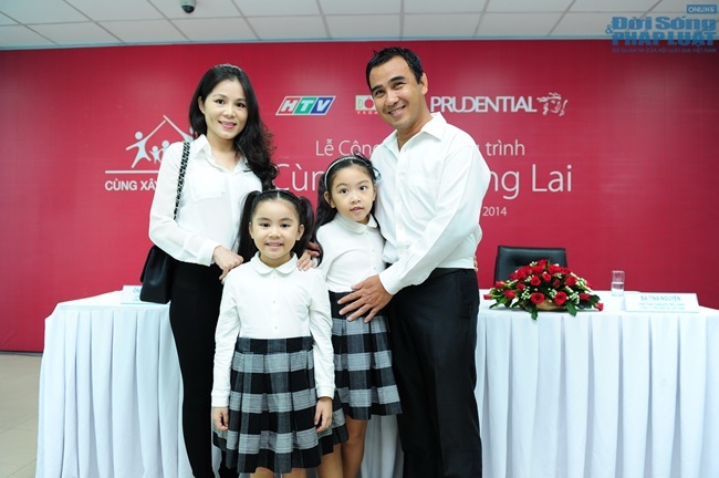 Quyền Linh tone-sur-tone với vợ đẹp con xinh 